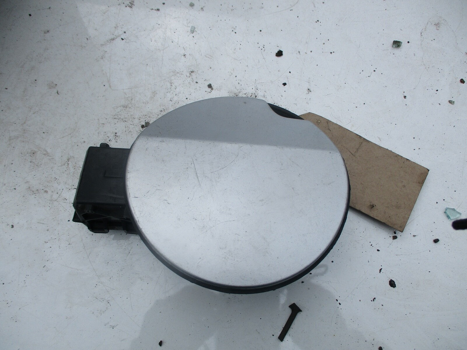 PEUGEOT 308 2010 FUEL CAP COVER DOOR FLAP SILVER 9680363377