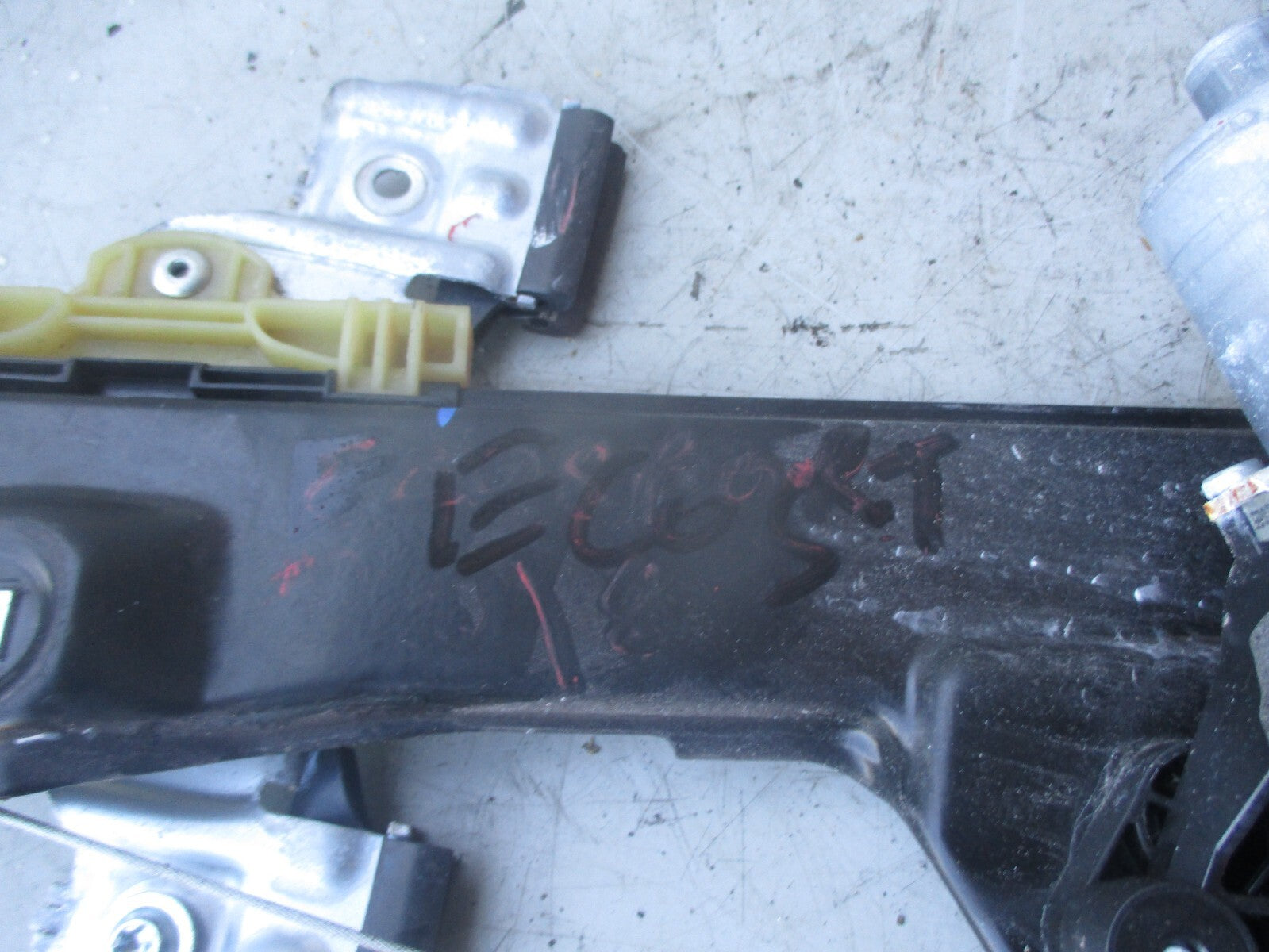 2018 FORD ECOSPORT PASSENGER SIDE FRONT WINDOW MOTOR REGULATOR GN15-A23201