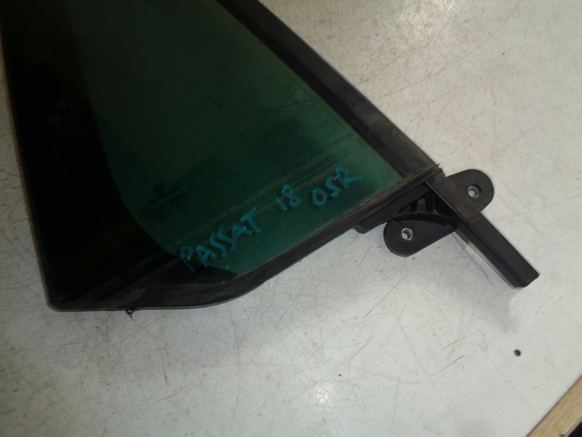 VW VOLKSWAGEN PASSAT B8 2018 OSR DRIVER SIDE REAR QUARTER WINDOW GLASS 3G9845214