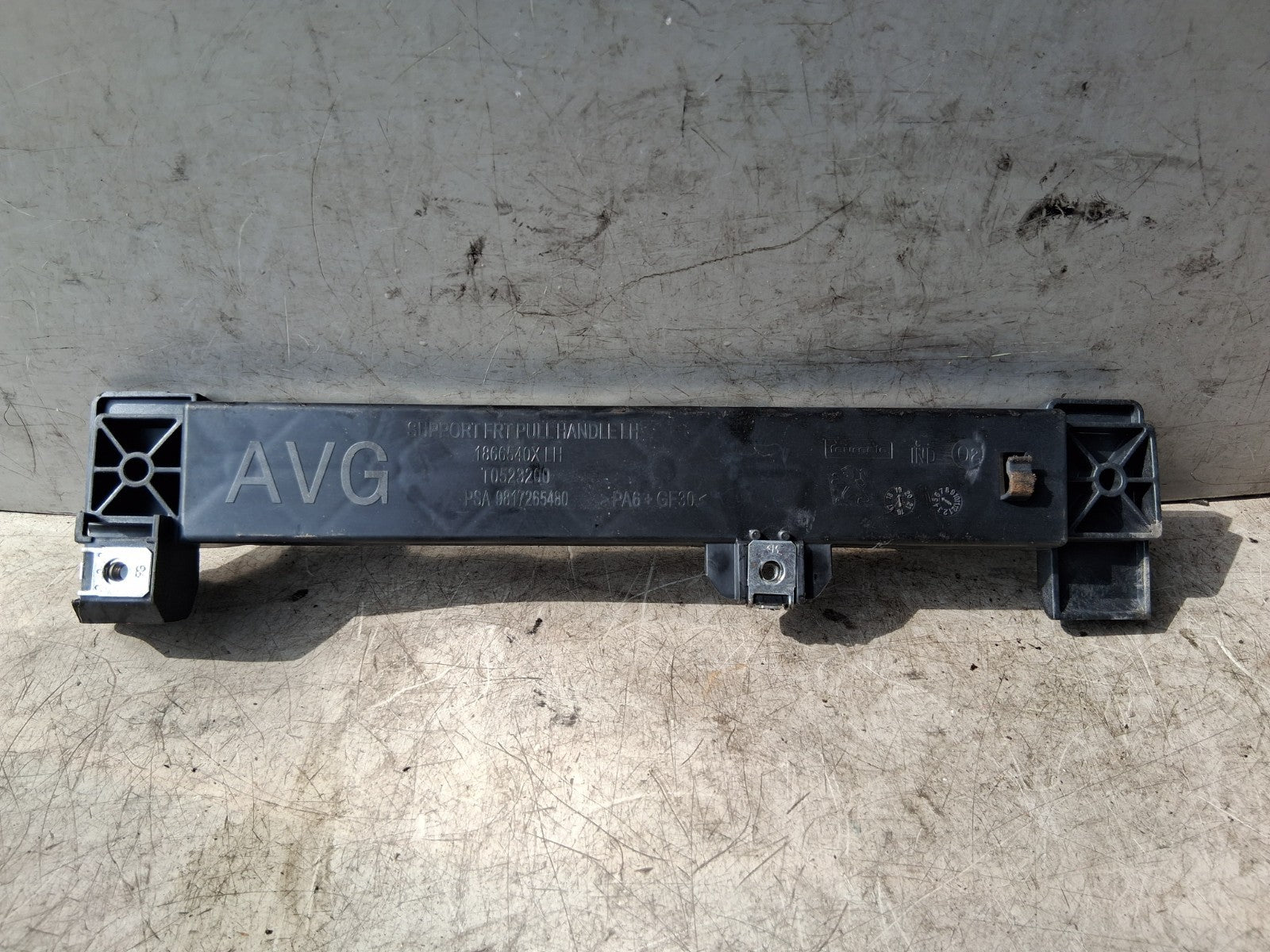 2019 PEUGEOT 5008 MK2 NSF PASSENGER SIDE FRONT DOOR TRIM BRACKET 9817265480