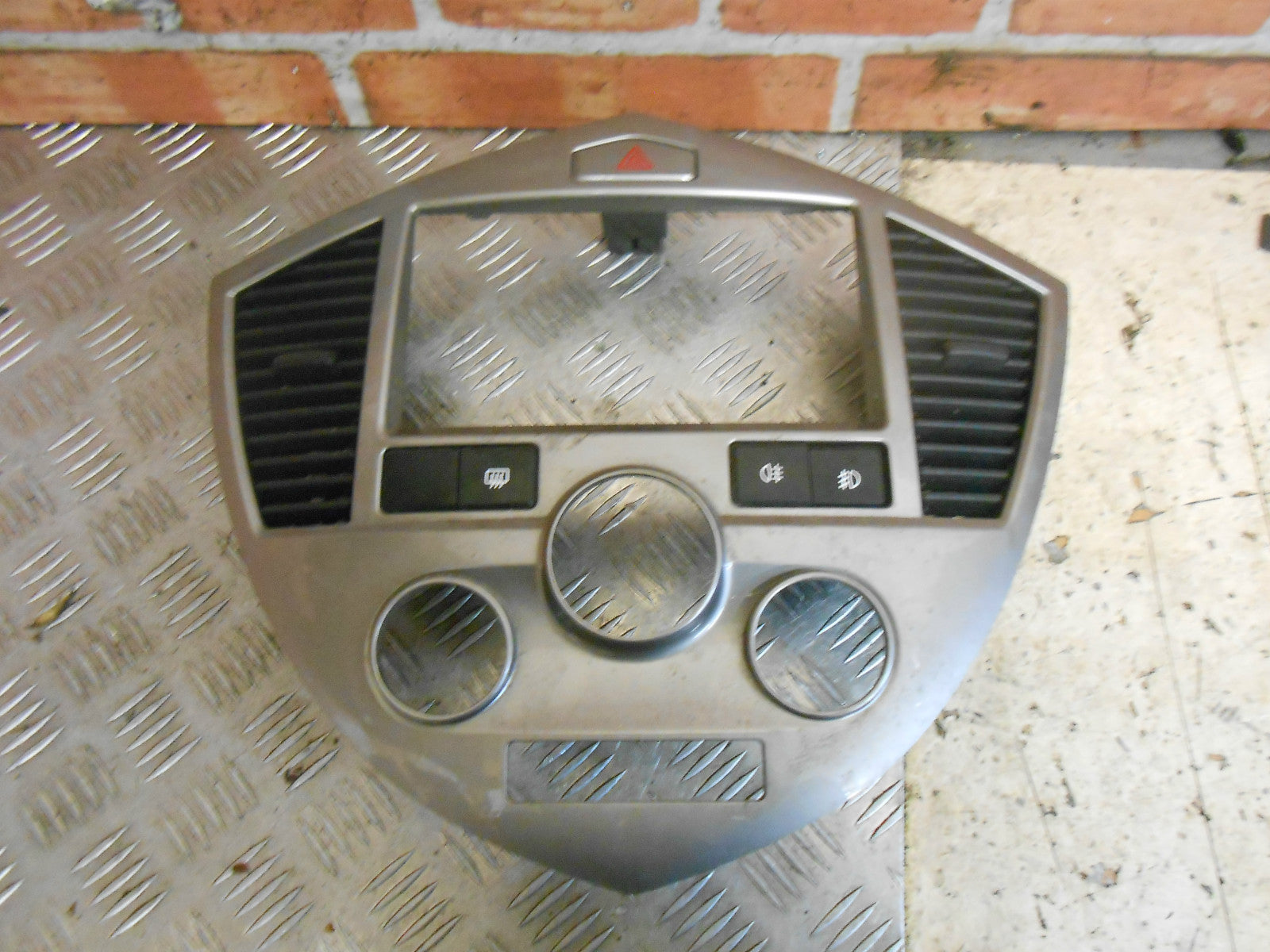 KIA CARENS MK2 2003 DASHBOARD STEREO SURROUND TRIM HAZARD SWITCH SILVER