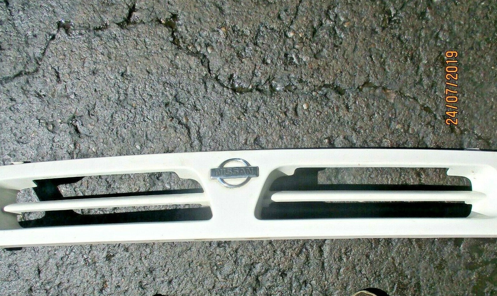 NISSAN MICRA MK3 FRONT BUMPER GRILL & EMBLEM BADGE WHITE
