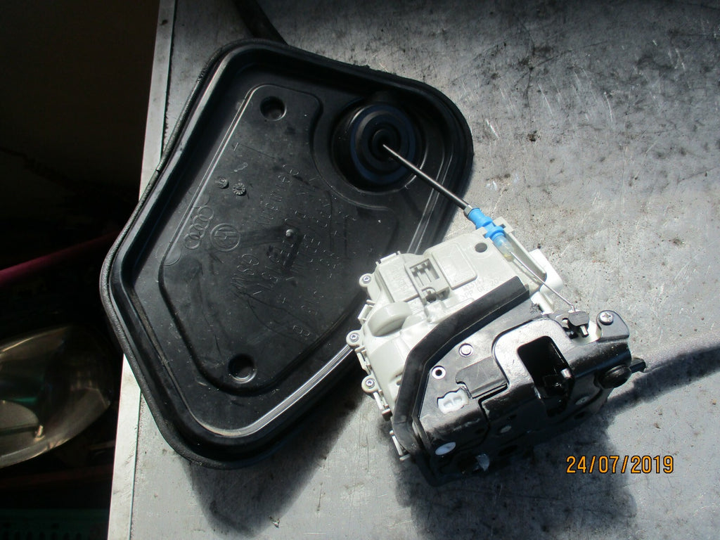 AUDI A3 8V (MK3) 1.6 TDI DRIVER OFF SIDE FRONT DOOR LOCK AND HANDLE 8X2 837 015B