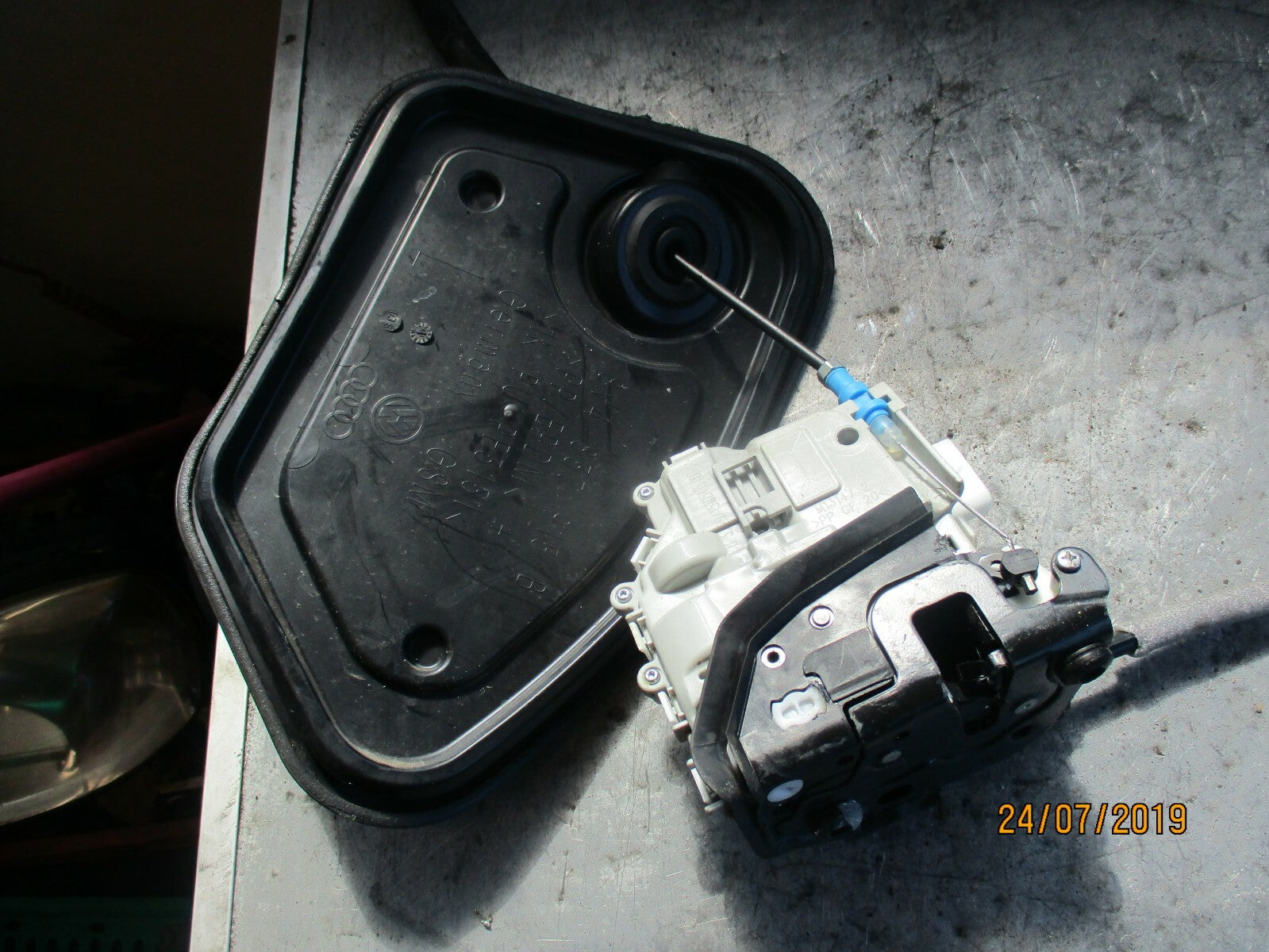 AUDI A3 8V (MK3) 1.6 TDI DRIVER OFF SIDE FRONT DOOR LOCK AND HANDLE 8X2 837 015B