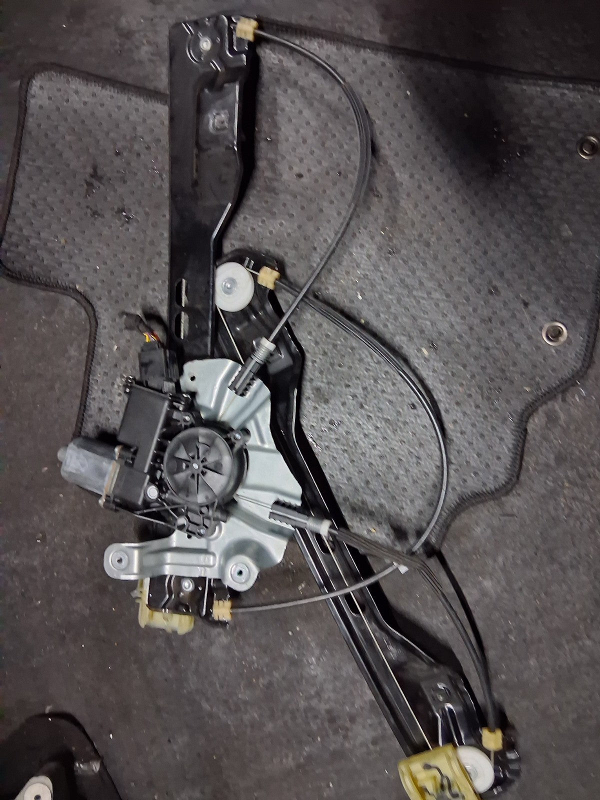2018 VAUXHALL ZAFIRA C NSF PASSENGER SIDE FRONT WINDOW MOTOR REGULATOR 2095158