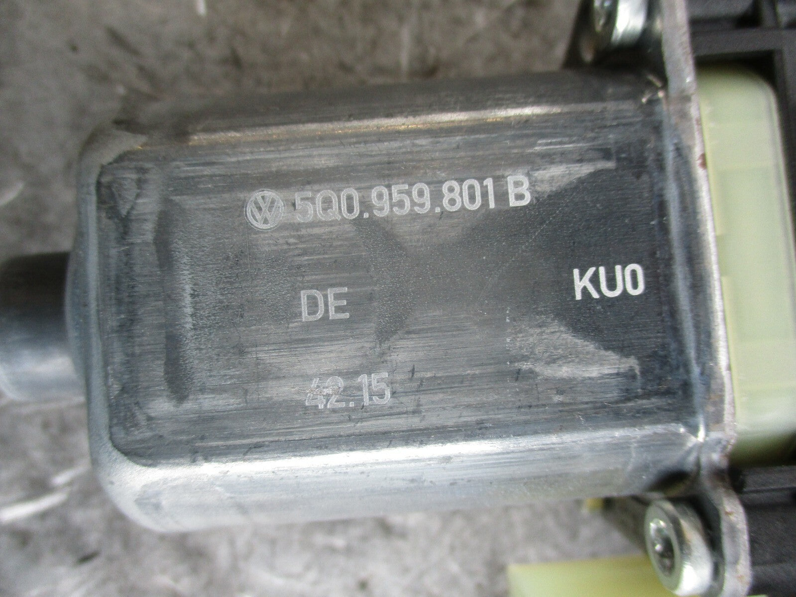 AUDI A3 8V (MK3) NSF PASSENGER SIDE FRONT WINDOW MOTOR 5Q0959801B