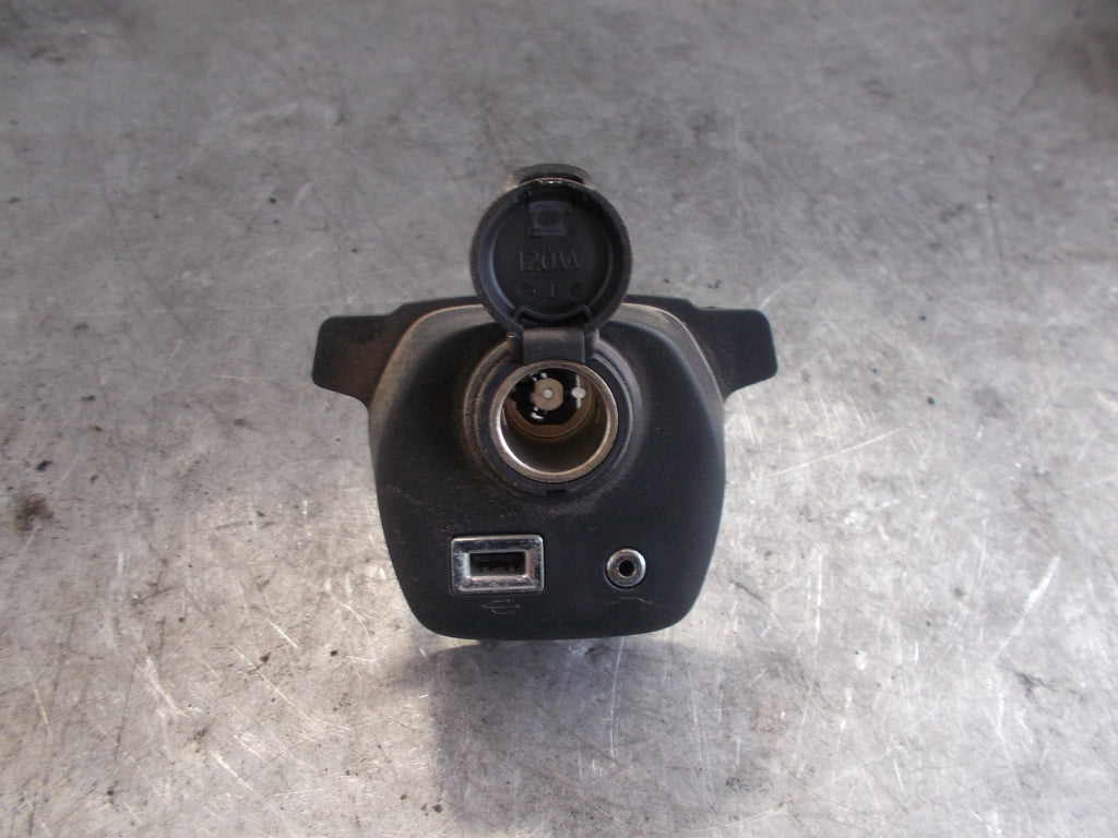 2017 TOYOTA AYGO MK2 12V AUX SOCKET PANEL 554770H010
