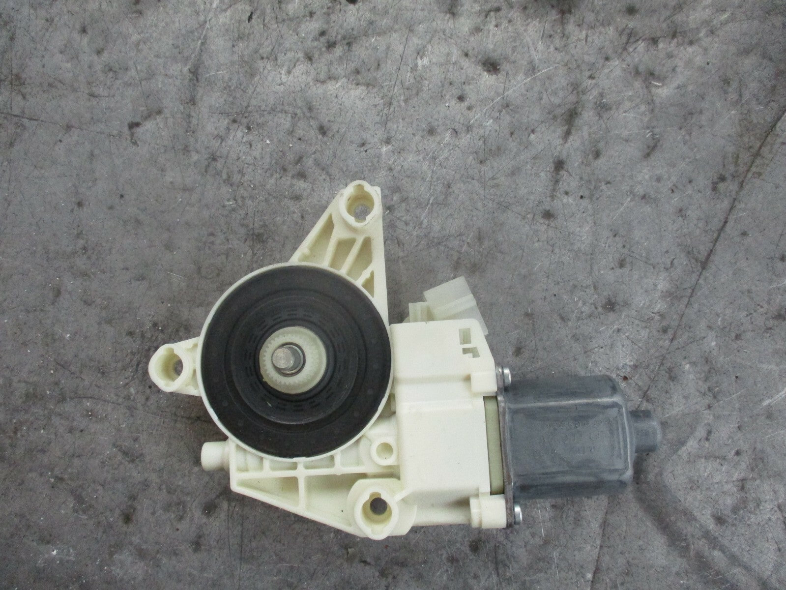 MERCEDES A CLASS W176 NSF PASSENGER SIDE FRONT WINDOW MOTOR A2469065100