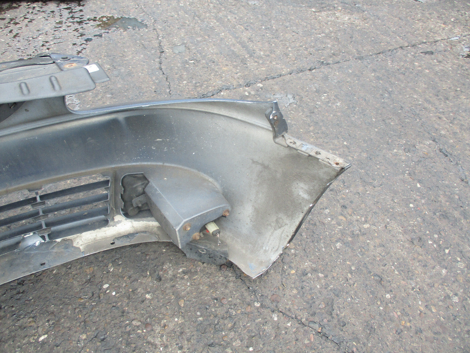 CHRYSLER VOYAGER 2000 FRONT BUMPER COMPLETE GREY DAMGED
