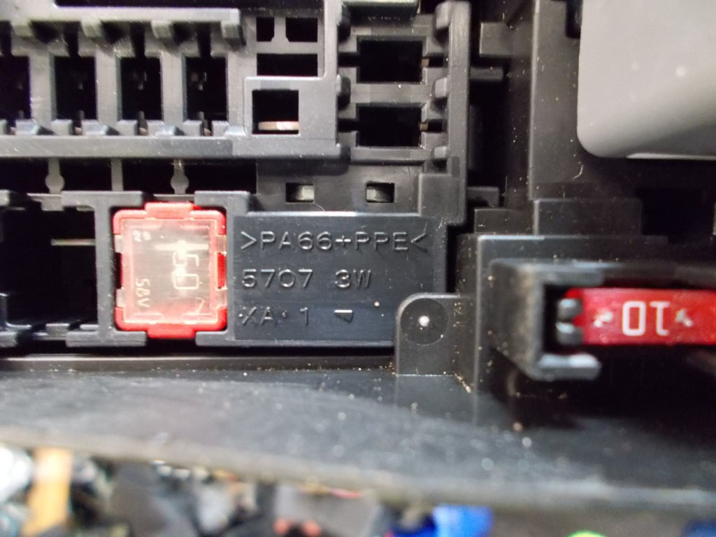 2006 TOYOTA RAV4 2.0 VVTI FUSEBOX RELAY UNIT 8266242190