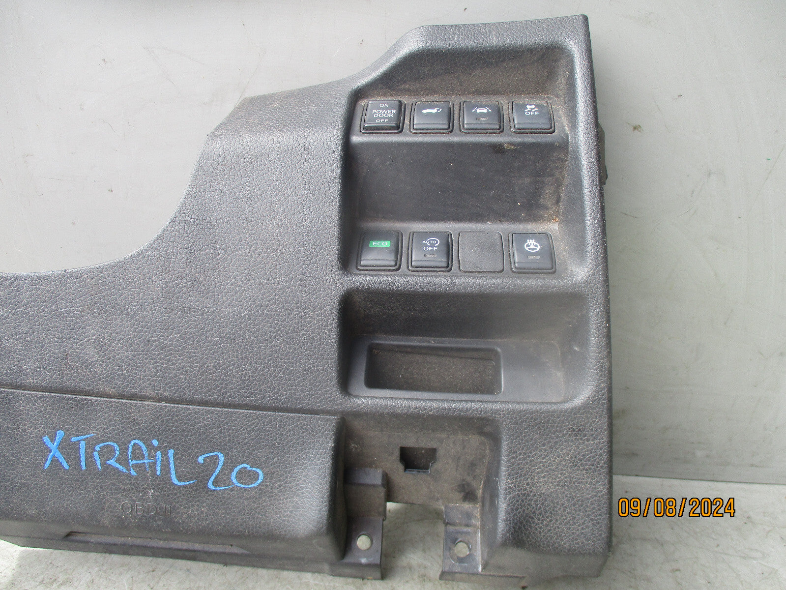 2020 NISSAN X TRAIL MK3 T32  DASHBOARD KOWER TRIM SWITCH PANEL 681064CE0A