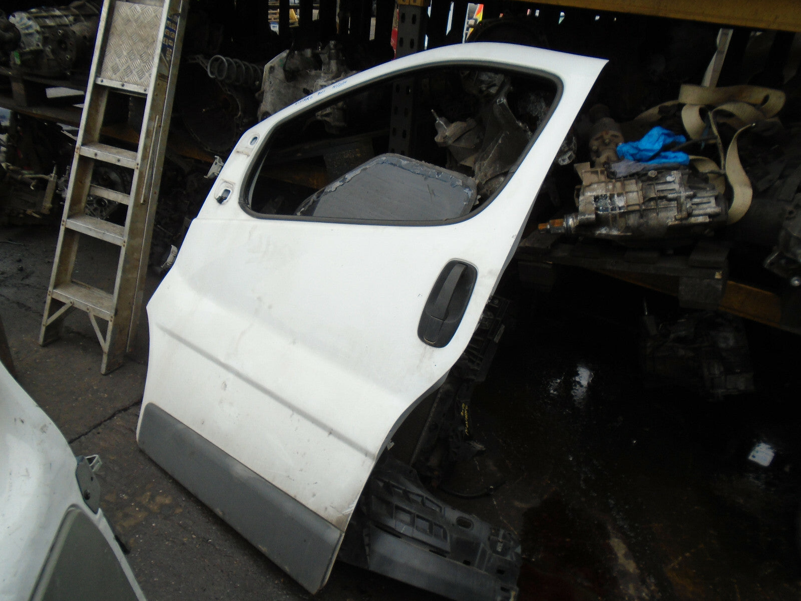 VAUXHALL VIVARO MK1 2011 NSF PASSENGER SIDE FRONT DOOR WHITE