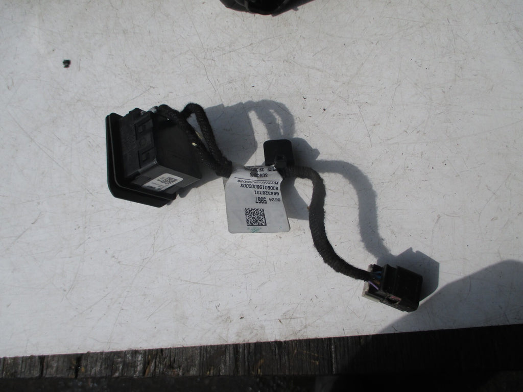 VAUXHALL MOKKA 2013 3 PIN PLUG 230V AUTO OUTLET POWER SOCKET 95245967 13280255