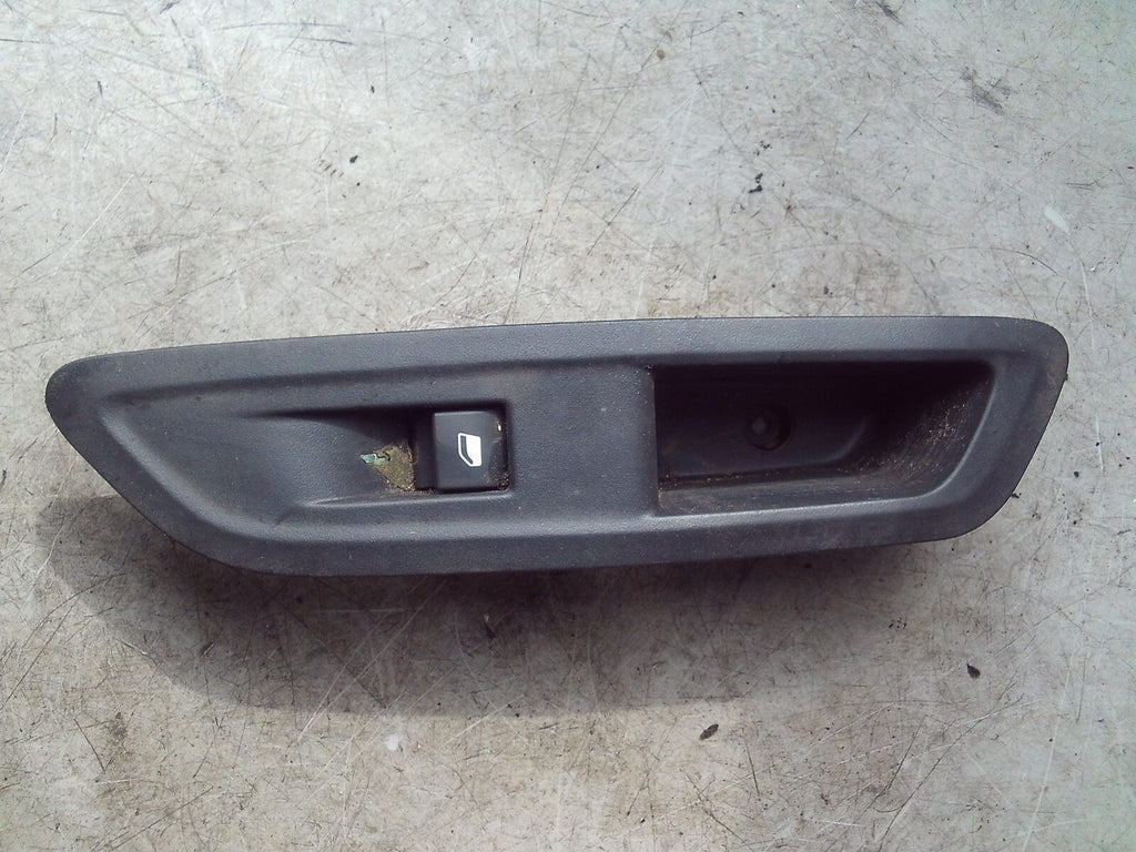21 CITROEN C4 MK3 OSR DRIVING SIDE REAR RIGHT WINDOW CONTROL SWITCH 9831081480