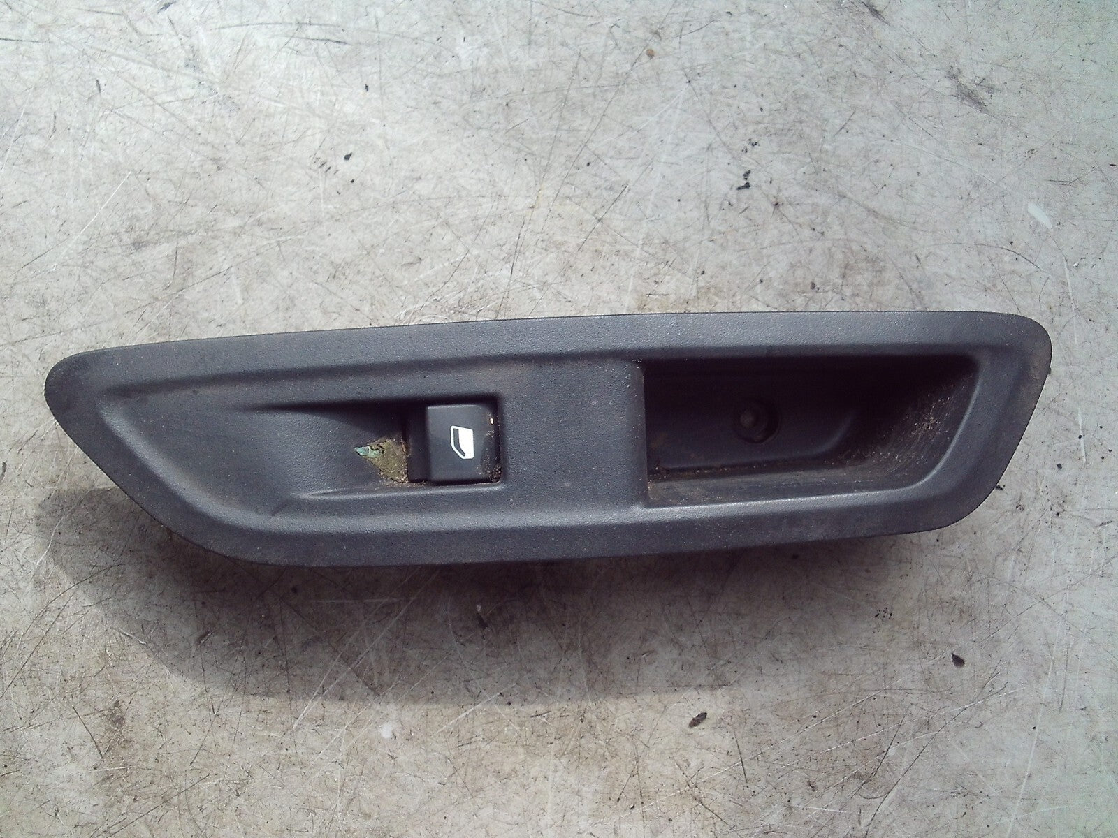 21 CITROEN C4 MK3 OSR DRIVING SIDE REAR RIGHT WINDOW CONTROL SWITCH 9831081480