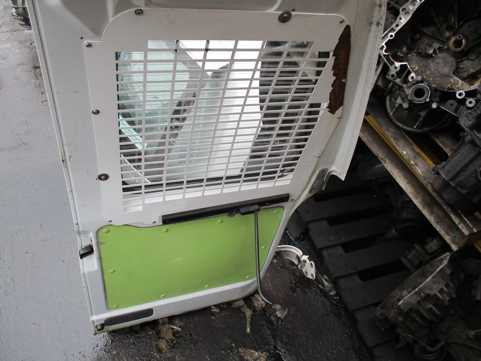 NISSAN VANETTE LDV CUB 1994-2002 NSR PASSENGER SIDE REAR DOOR COMPLETE WHITE