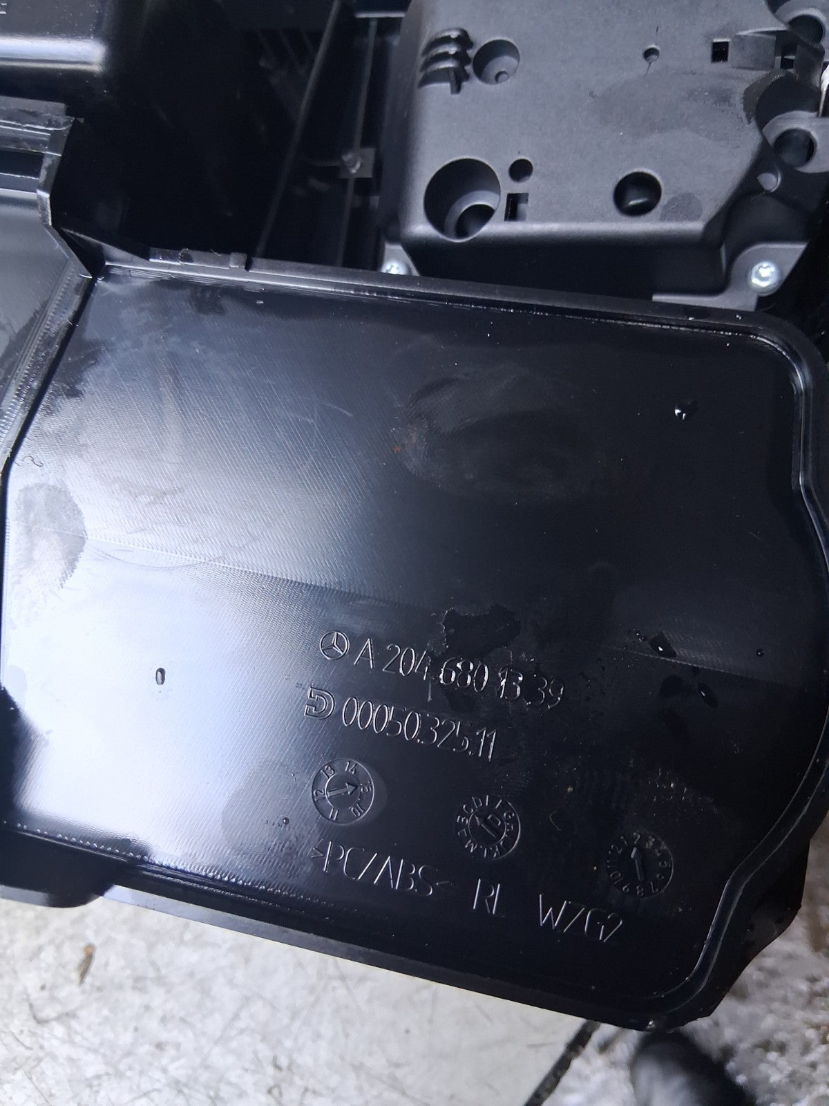 2015 MERCEDES-BENZ C-CLASS W204 CENTRE CONSOLE WITH ARM REST  A2046801339