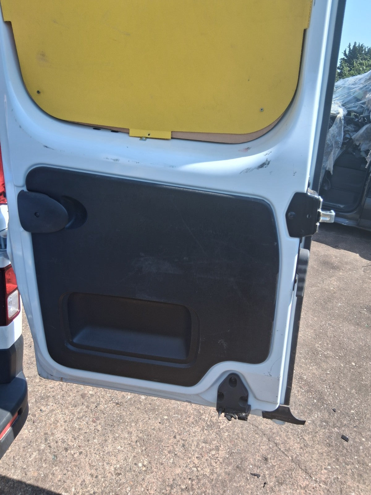 2025 RENAULT TRAFIC X82 MK3 OSR DRIVER SIDE REAR RIGHT COMPLETE DOOR WHITE