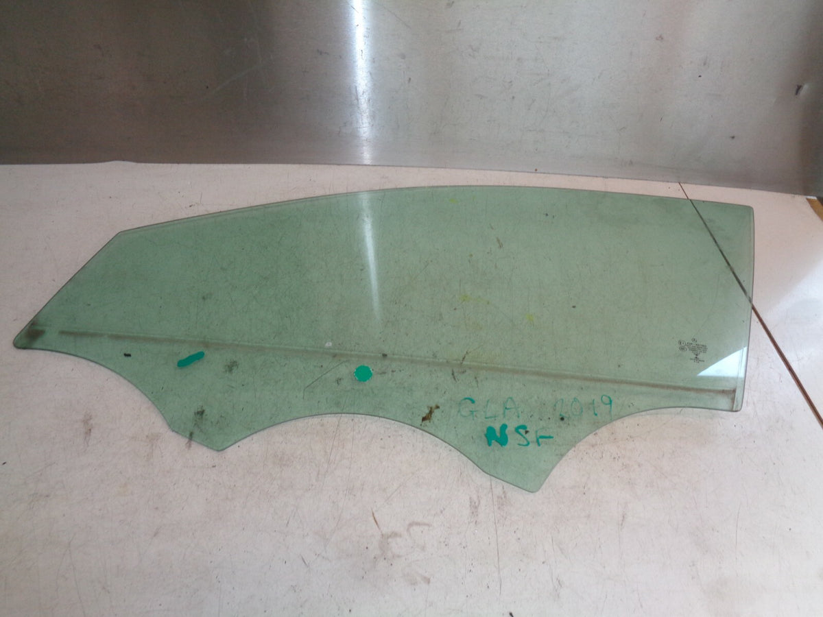 MERCEDES GLA MK1 X156 2019 NSF PASSENGER SIDE FRONT DOOR WINDOW GLASS PANE