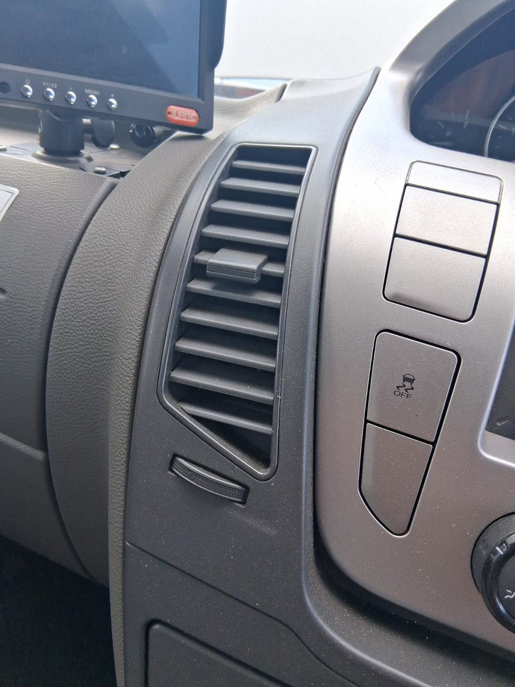 2020 SAIC LDV V80 FRONT DASHBOARD CENTER BOTH AIR VENTS