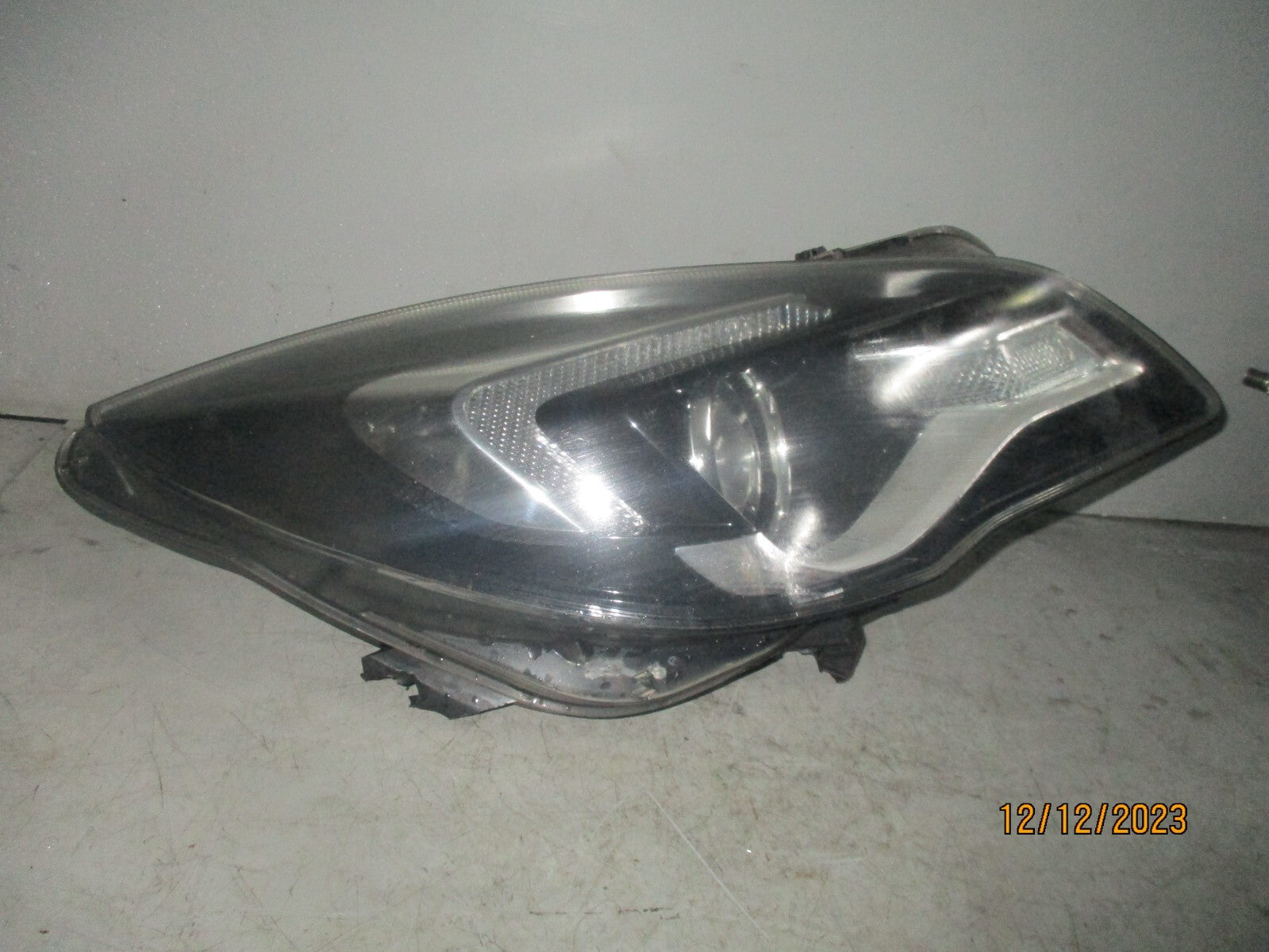 VAUXHALL INSIGNIA 2014 FACELIFT OSF DRIVER FRONT HEADLIGHT 13409909 BROKEN TABS
