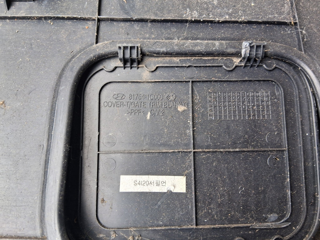 2005 HYUNDAI GETZ REAR TAILGATE BOOTLID TRIM PANEL 817501C010