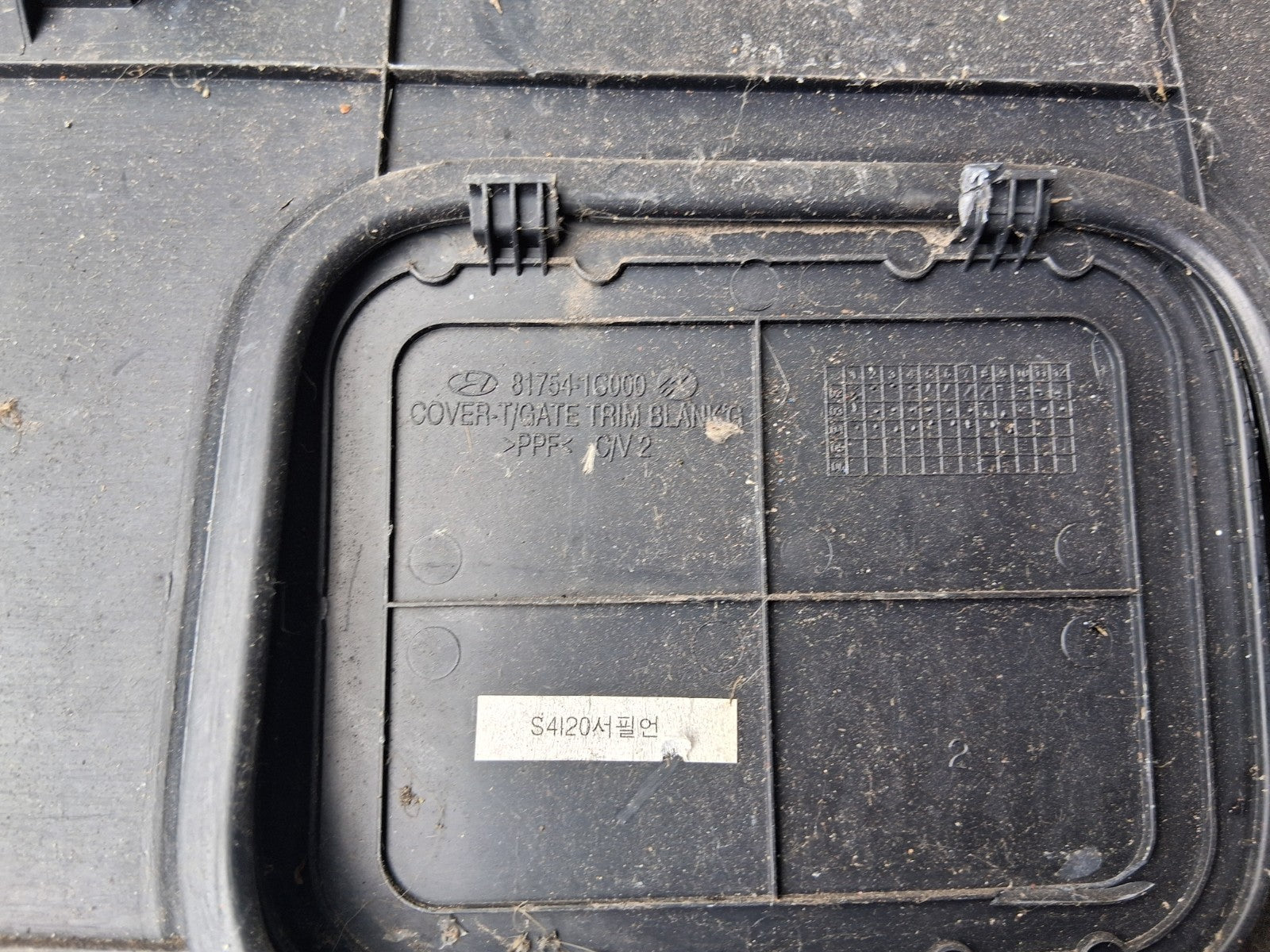 2005 HYUNDAI GETZ REAR TAILGATE BOOTLID TRIM PANEL 817501C010