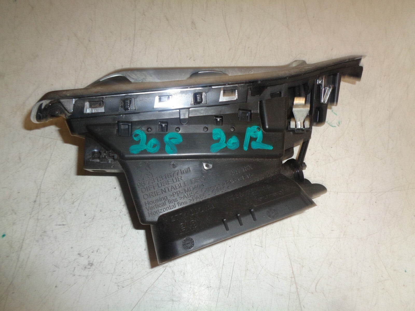 PEUGEOT 208 2012 OS DRIVER SIDE FRONT DASH AIR VENT 9673131677