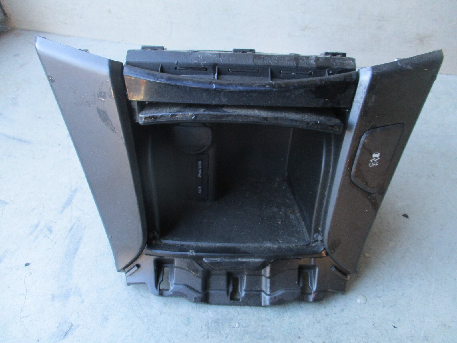 2012 HYUNDAI I40 1.7 DIESEL AUX USB PORT & STORAGE BOX 846303Z720