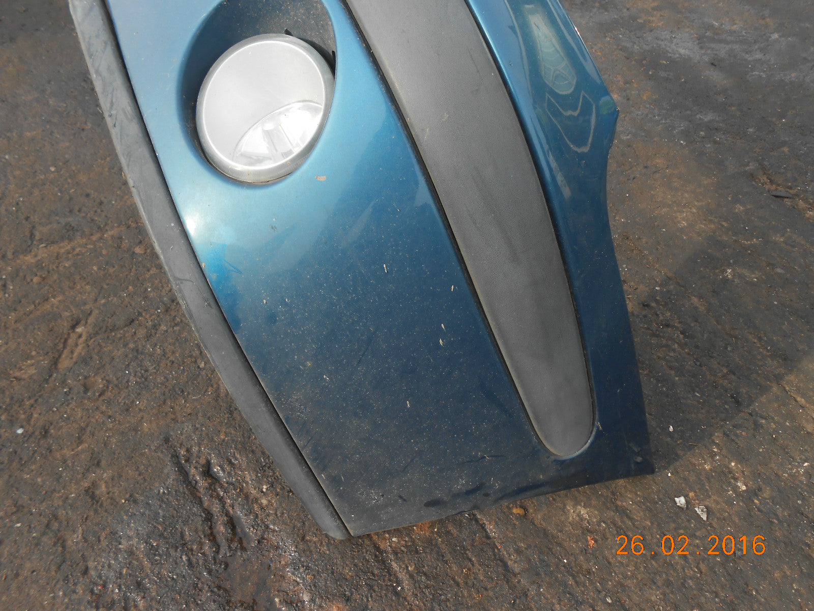 RENAULT CLIO 1999 MK2 FRONT BUMPER WITH FOG LIGHTS IN BLUE GREEN