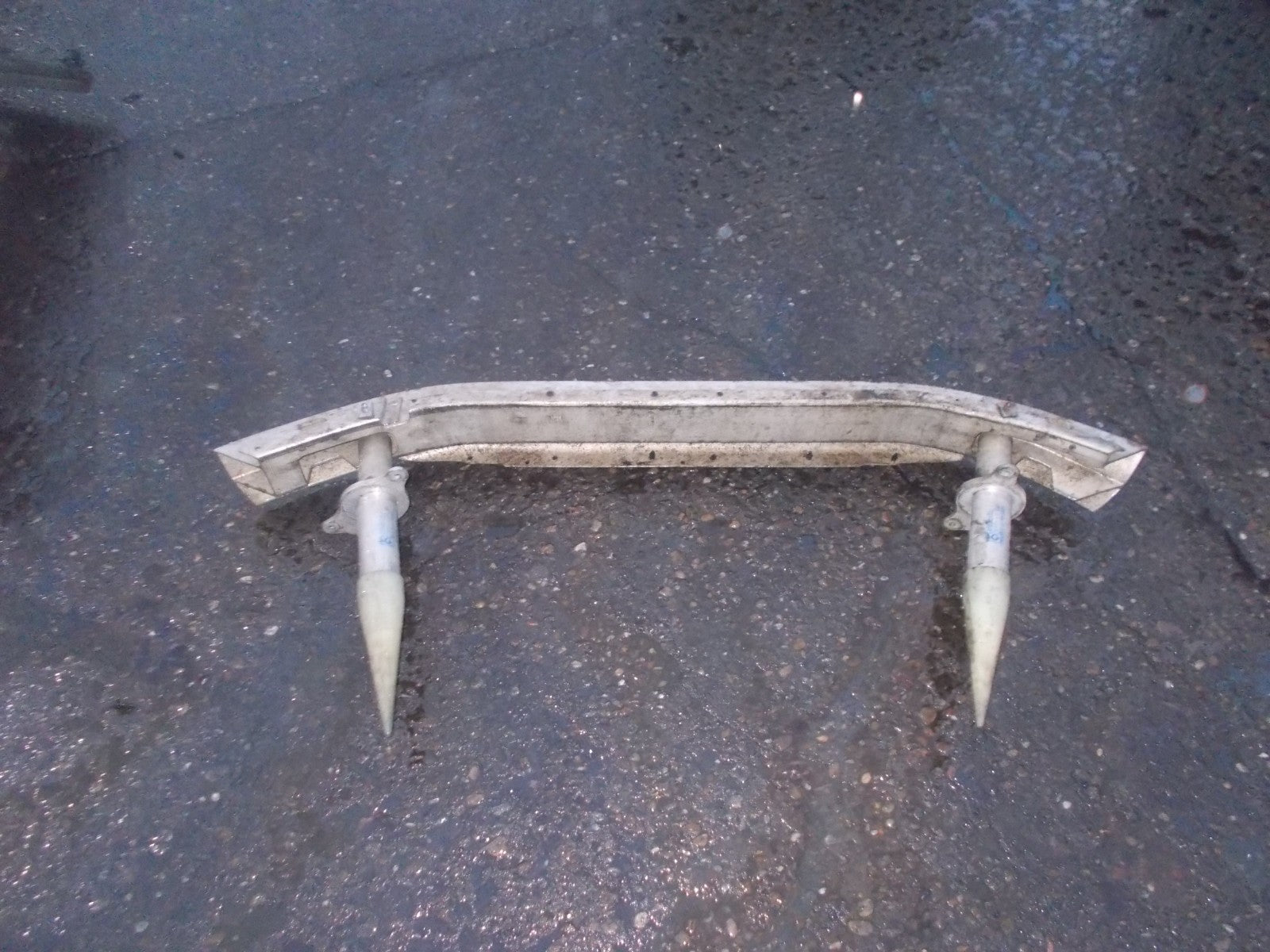 AUDI A8 D2 FRONT BUMPER REINFORCEMENT SUPPORT BAR & PISTONS 4D0807271C