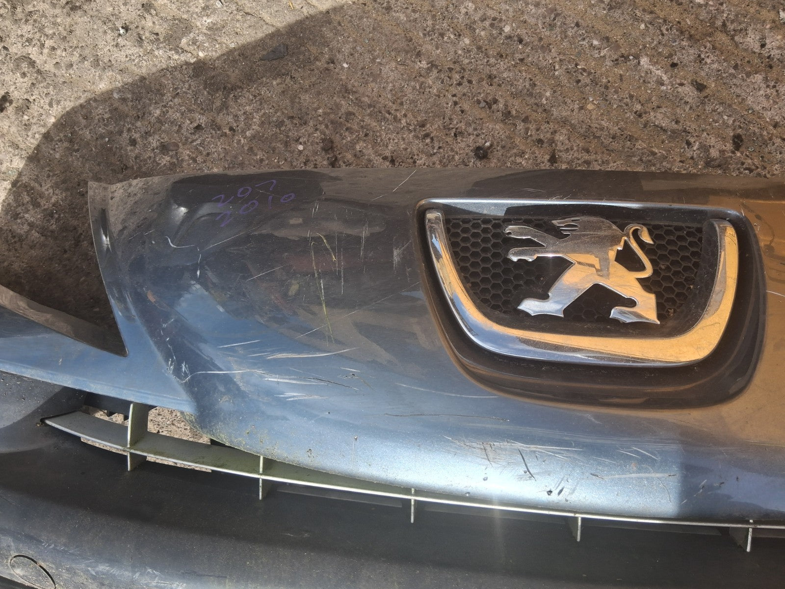 2010 PEUGEOT 207 FRONT COMPLETE BUMPER BADGE GRILL FOG LIGHTS GRILLE GREY