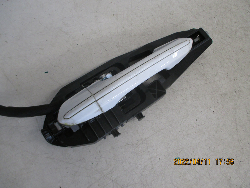 FORD MONDEO MK5 2015 OSR DRIVER SIDE REAR EXTERIOR DOOR HANDLE + BRACKET WHITE