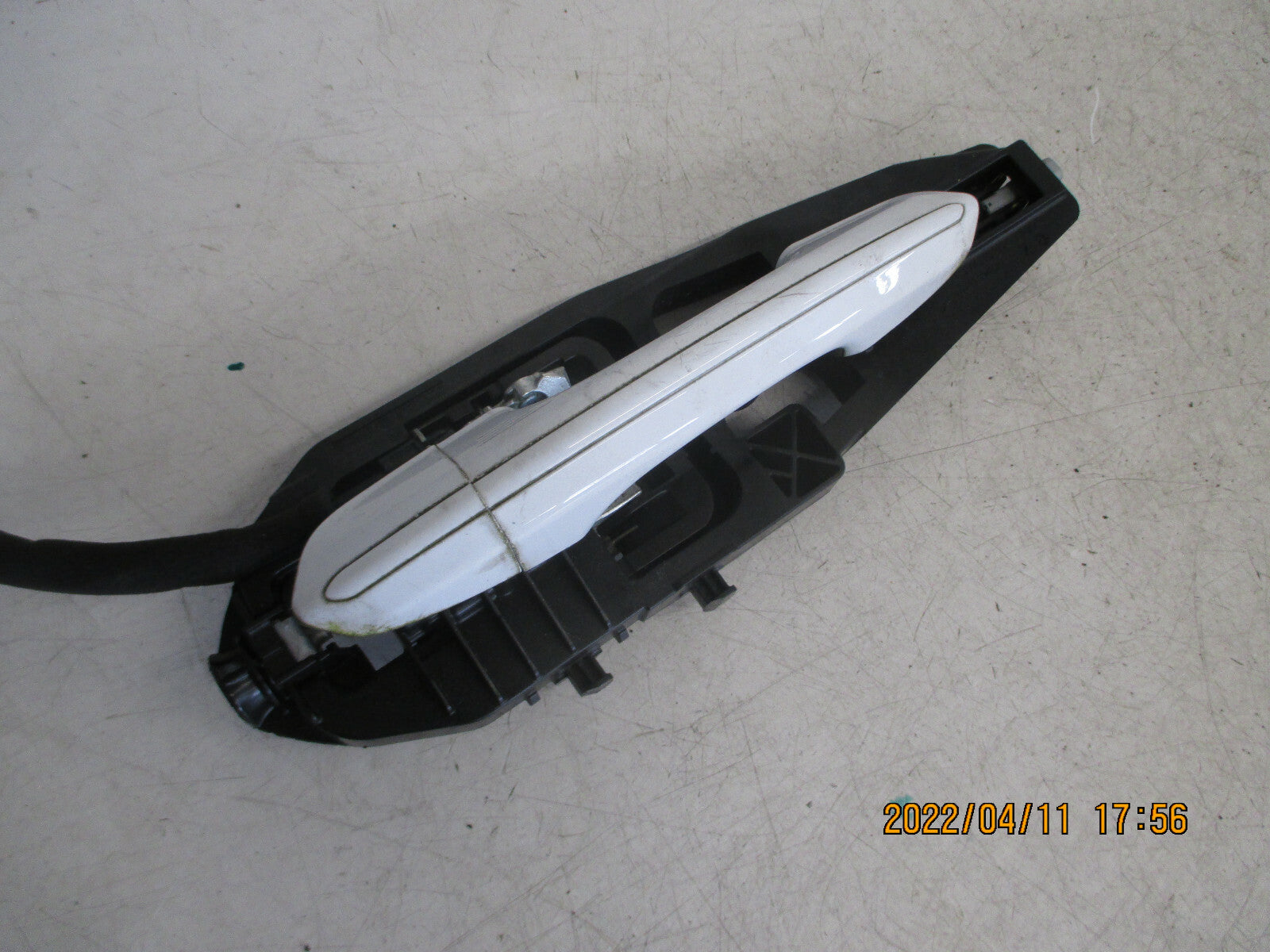 FORD MONDEO MK5 2015 OSR DRIVER SIDE REAR EXTERIOR DOOR HANDLE + BRACKET WHITE