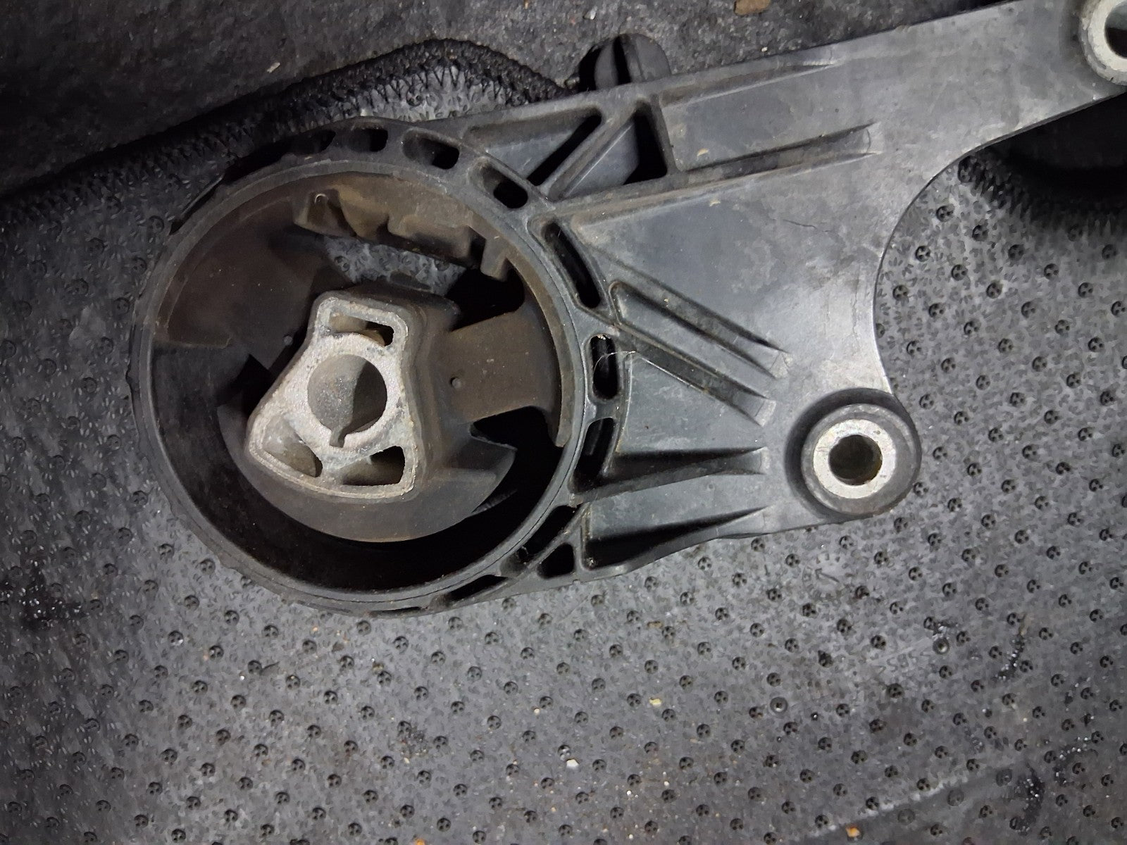 2018 VAUXHALL ZAFIRA C GEARBOX MOUNT BRACKET 2300102