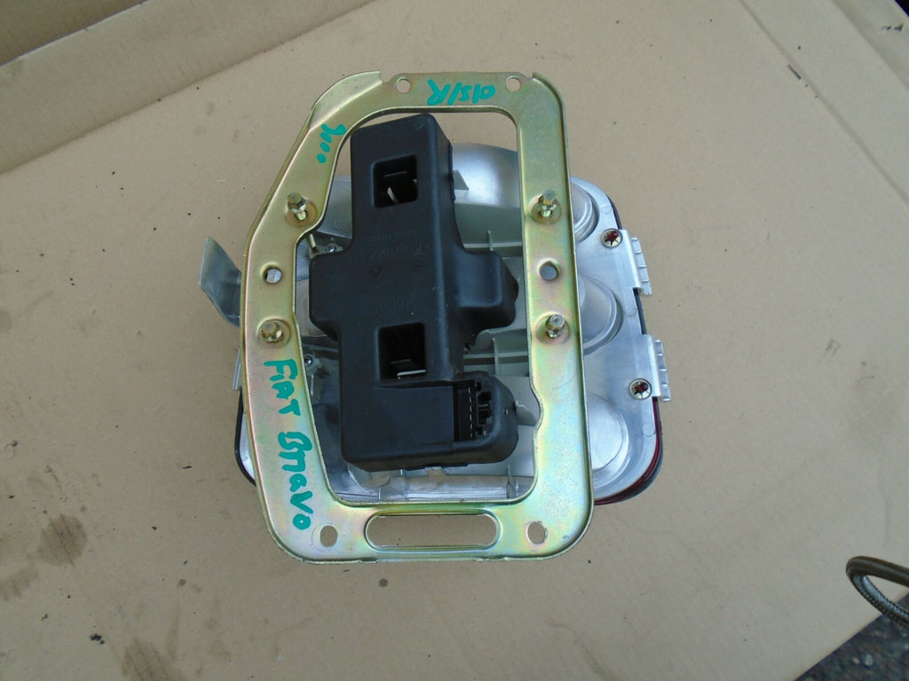 FIAT BRAVO 2000 OSR DRIVER SIDE REAR BRAKE TAIL LIGHT CLUSTER UNIT