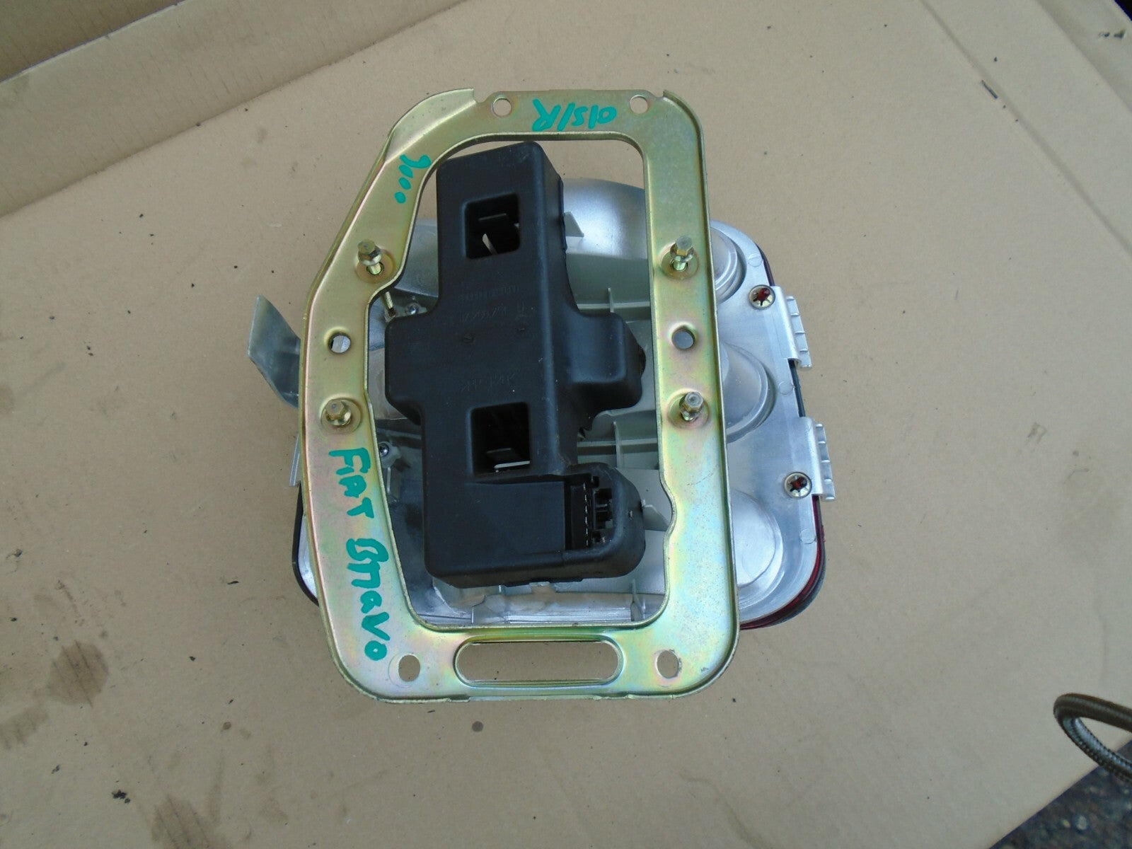 FIAT BRAVO 2000 OSR DRIVER SIDE REAR BRAKE TAIL LIGHT CLUSTER UNIT