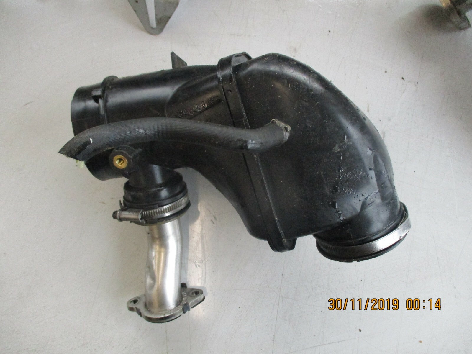 MERCEDES GLA X156 2014 2.1 CDI DIESEL PURE AIR CHAMBER HOSE PIPE A6510900409