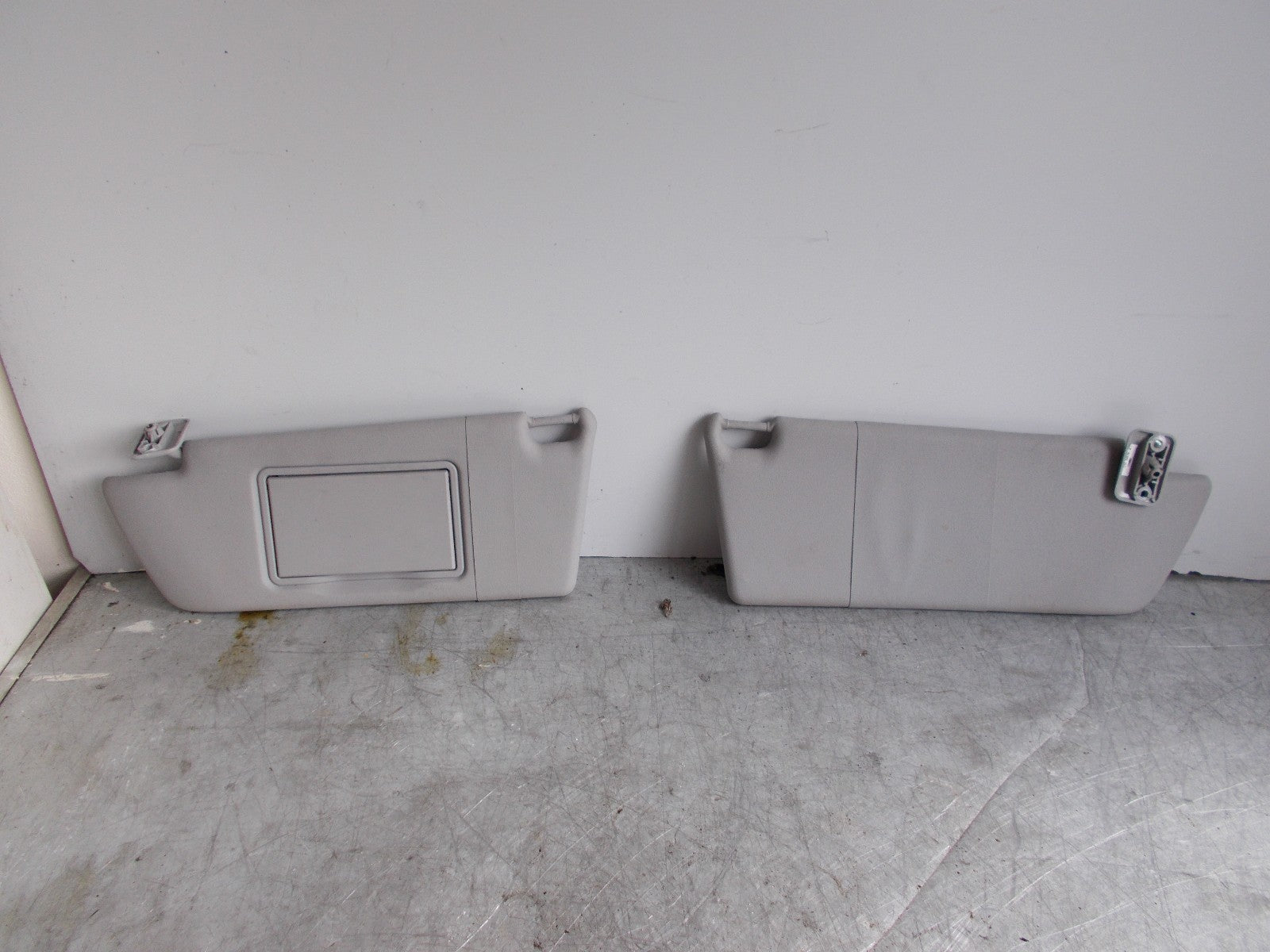 VAUXHALL ZAFIRA B SUN VISOR PAIR DRIVER & PASSENGER SIDE GREY 13140852