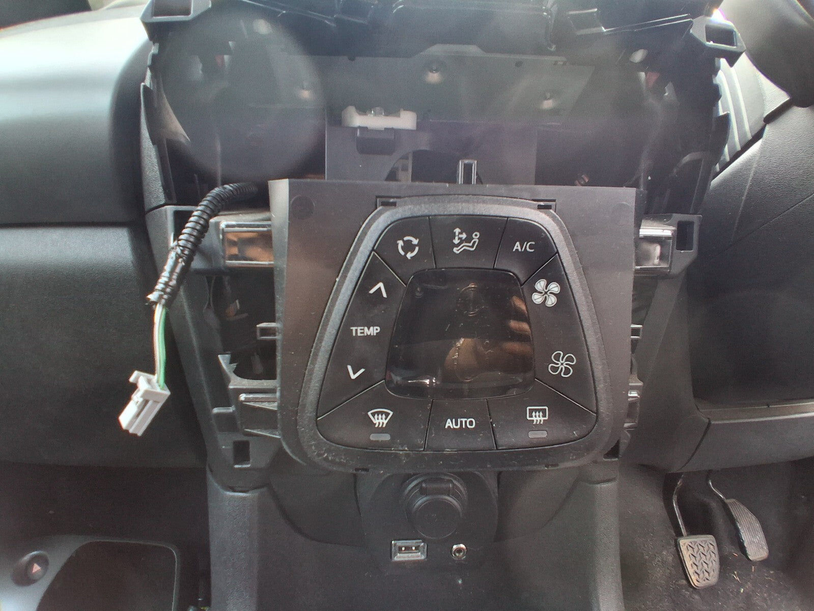 2020 TOYOTA AYGO MK2 HEATER AC CLIMATE CONTROL SWITCH PANEL