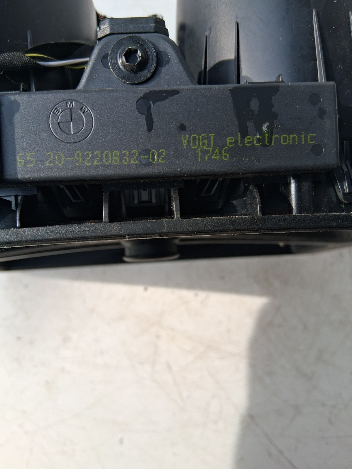 BMW 1 SERIES F20 F21 CENTRE CONSOLE AMP SOCKET & CUP HOLDERS 9207321