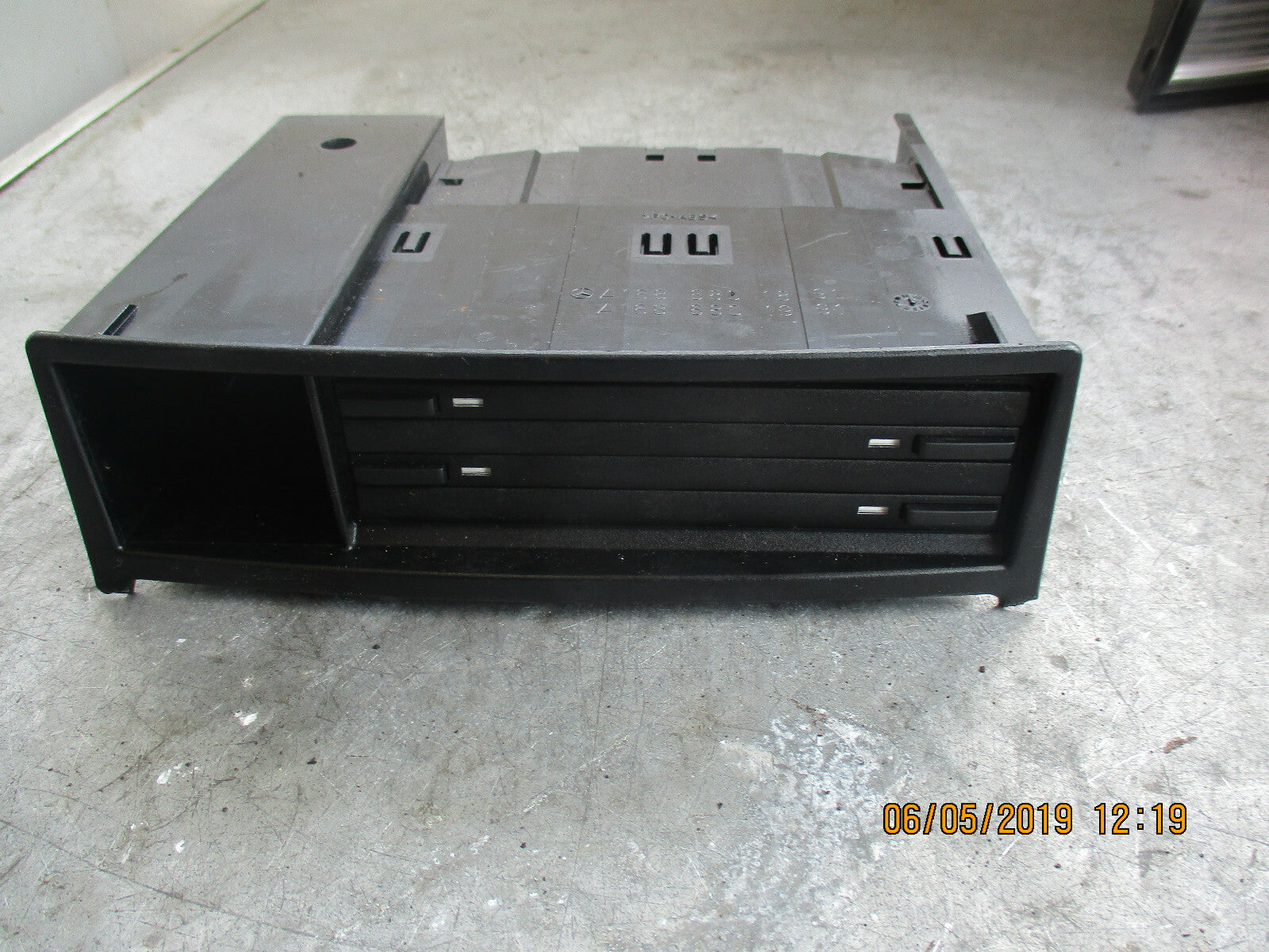 MERCEDES A CLASS W168 CD DISC HOLDER STORAGE ASSEMBLY A1686801991