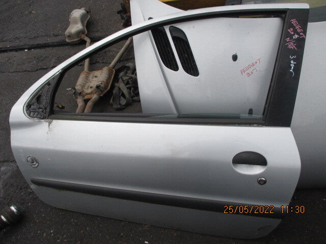 PEUGEOT 206 2005 3 DOOR NSF PASSENGER SIDE COMPLETE DOOR SILVER