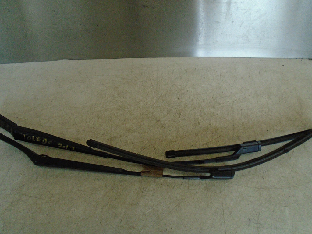 SEAT TOLEDO 2017 MK4 FRONT RIGHT LEFT PAIR WINDSCREEN WIPER ARMS 5JC955409