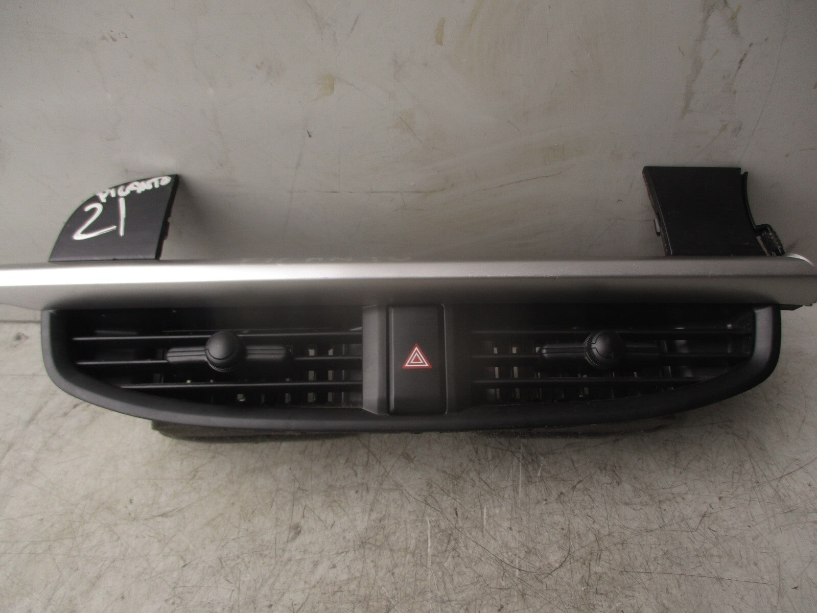 2021 KIA PICANTO MK3 JA DASHBOARD CENTRE AIR VENTS TRIM PANEL WITH HAZARD SWITCH