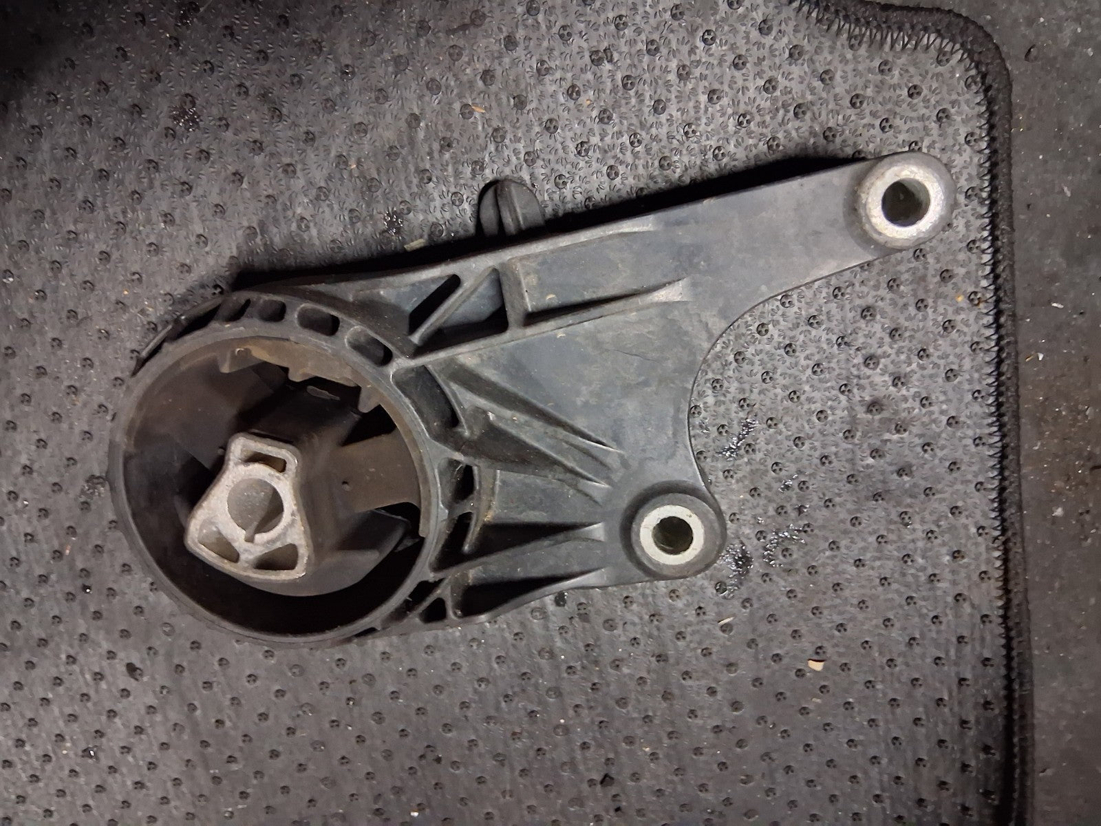 2018 VAUXHALL ZAFIRA C GEARBOX MOUNT BRACKET 2300102
