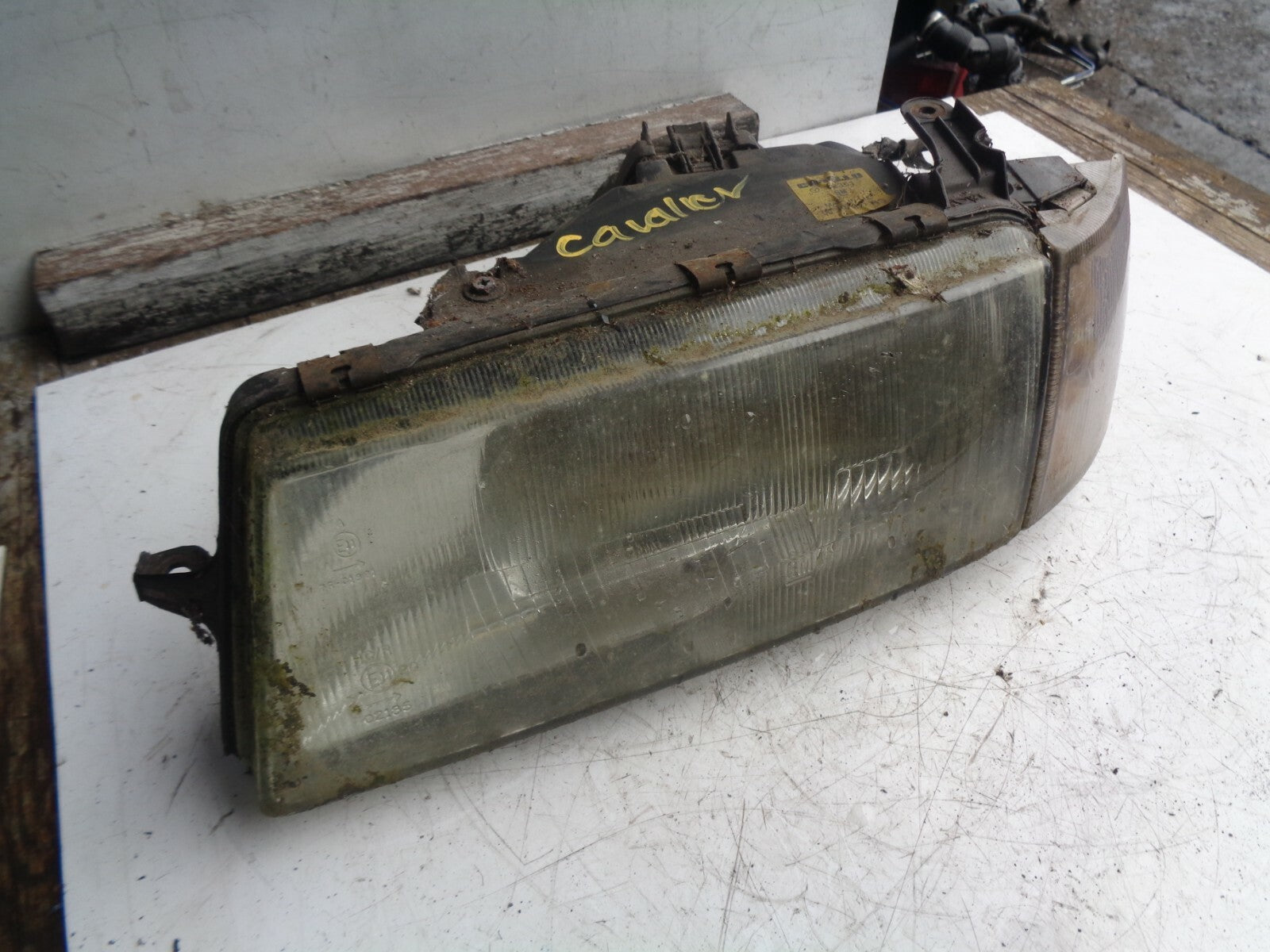 VAUXHALL CAVALIER MK2 1981-1988 PASSENGER NEAR SIDE HEADLIGHT 90307677