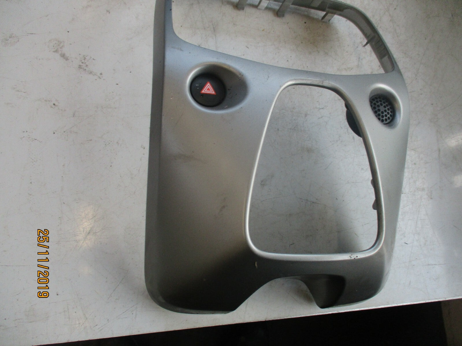 PEUGEOT 208 2015 CENTRE GEAR STICK SURROUND PLASTIC TRIM HAZARD SWITCH 1389231X
