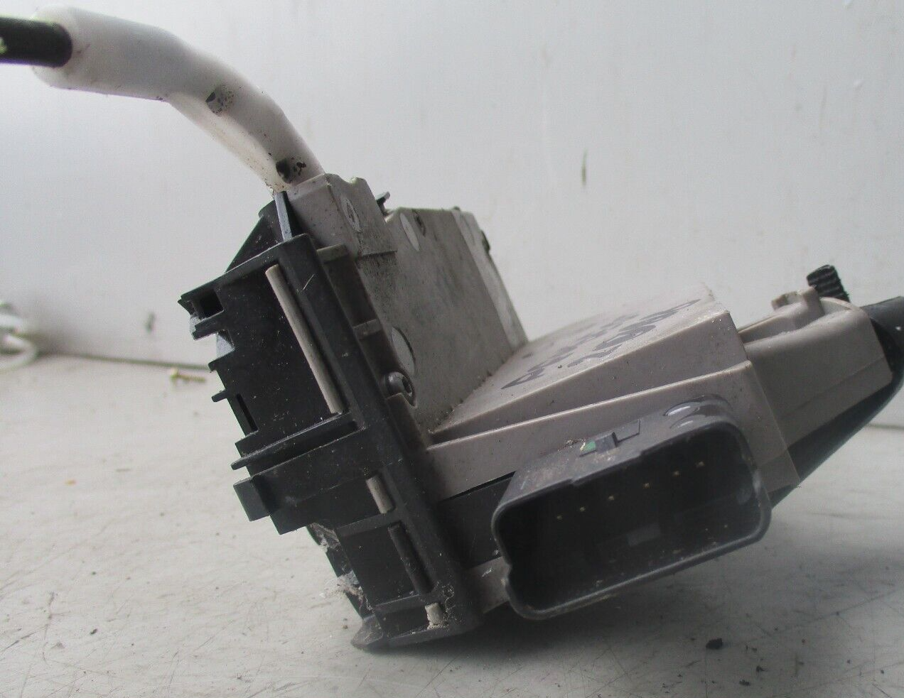 2013 PEUGEOT 208 OSR DRIVER SIDE REAR DOOR LOCK CATCH WITH HANDLE 9812501380