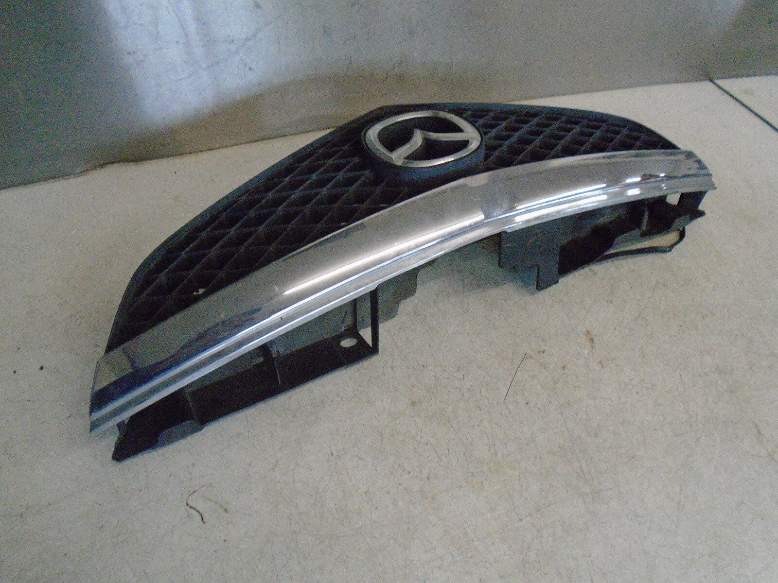 MAZDA PREMACY 2003 FRONT BUMPER BADGE GRILL C14550712